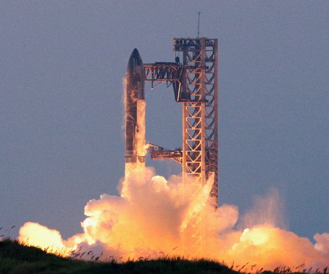 El cohete Super Heavy de SpaceX aterriza durante la quinta prueba de vuelo de la nave espacial Starship de SpaceX.