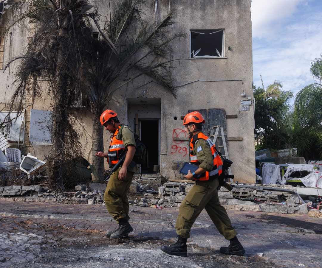 Miembros del Ejército de Israel acudió al lugar de un ataque con misiles de Hezbollah en Kiryat Bilaik, en el norte de Israel