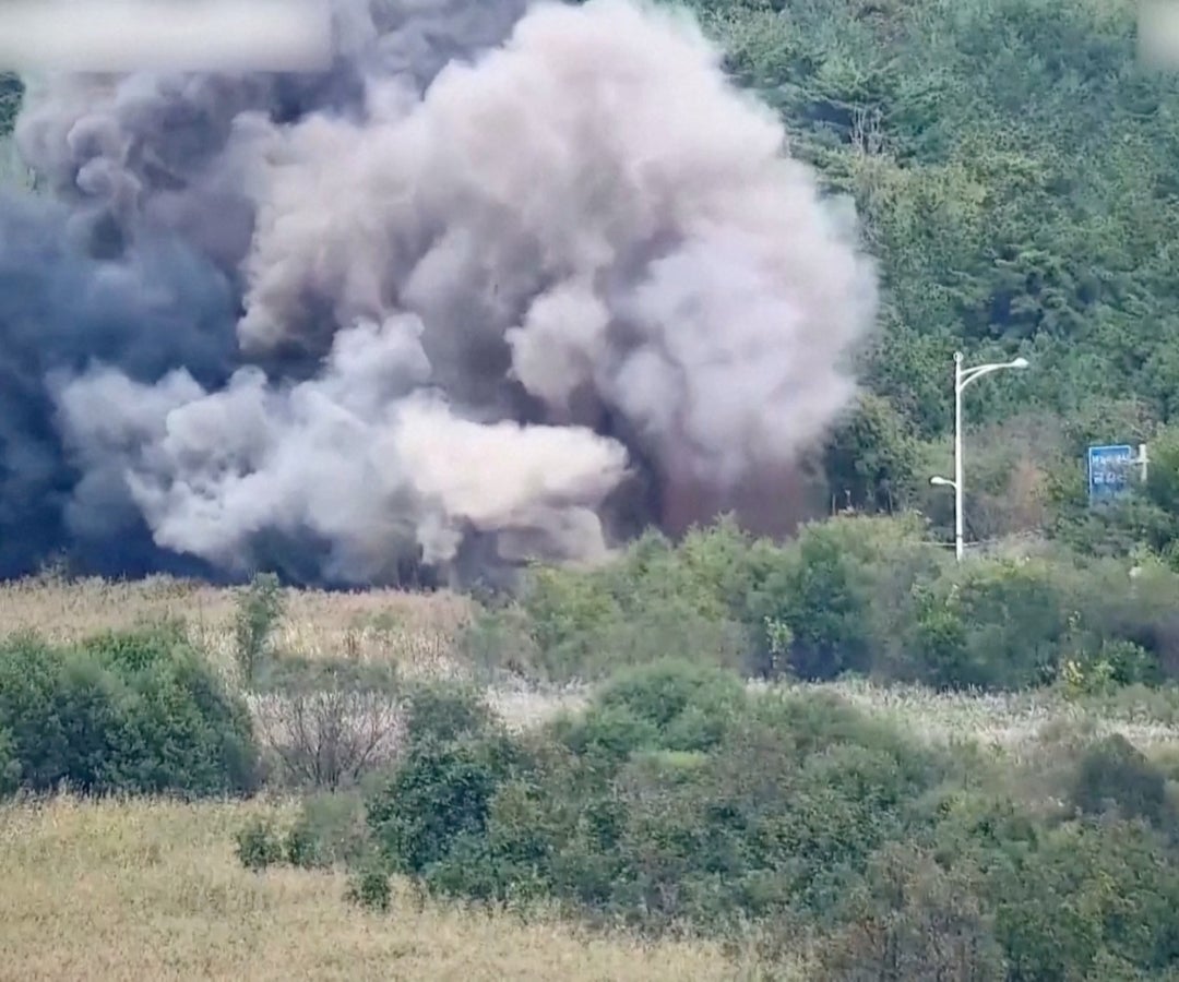 Humo en vía férrea que explotó Corea del Norte