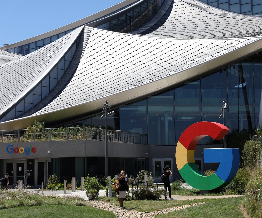 Las acciones de Alphabet subieron menos de 1% a US$165,79