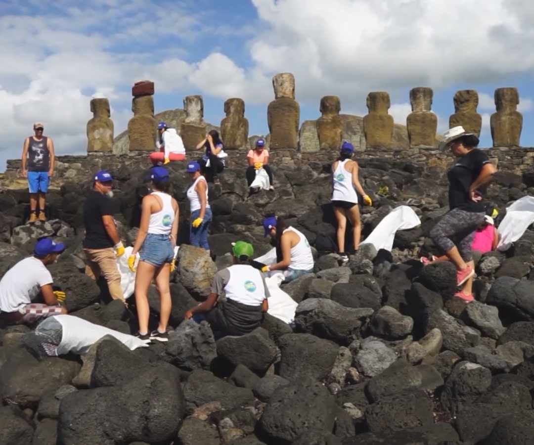 Voluntarios intervienen la Isla de Pascua por el exceso de basuras plásticas