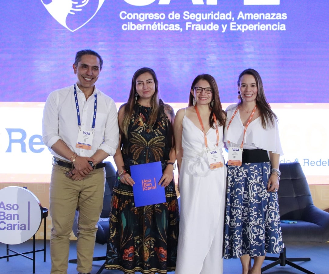 Andrés Duque, Director de Desarrollo, Experiencia y Educación de Asobancaria, María Parra, Directora de Experiencia al cliente de Tuya, Yohanna Mojica, Directora de Canales y Experiencia del Cliente de Banco Bogotá y Jenny Contreras, Gerente Nacional de Experiencia y Servicio Banco Agrario de Colombia