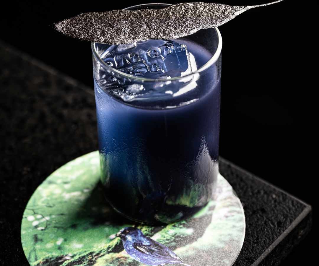 Azulón Amazónico: Fermentado de hojas de coca, destilado de mango de Cruce de las Rocas, muscilago y manteca de cacao. Foto: Gonzalo Picón