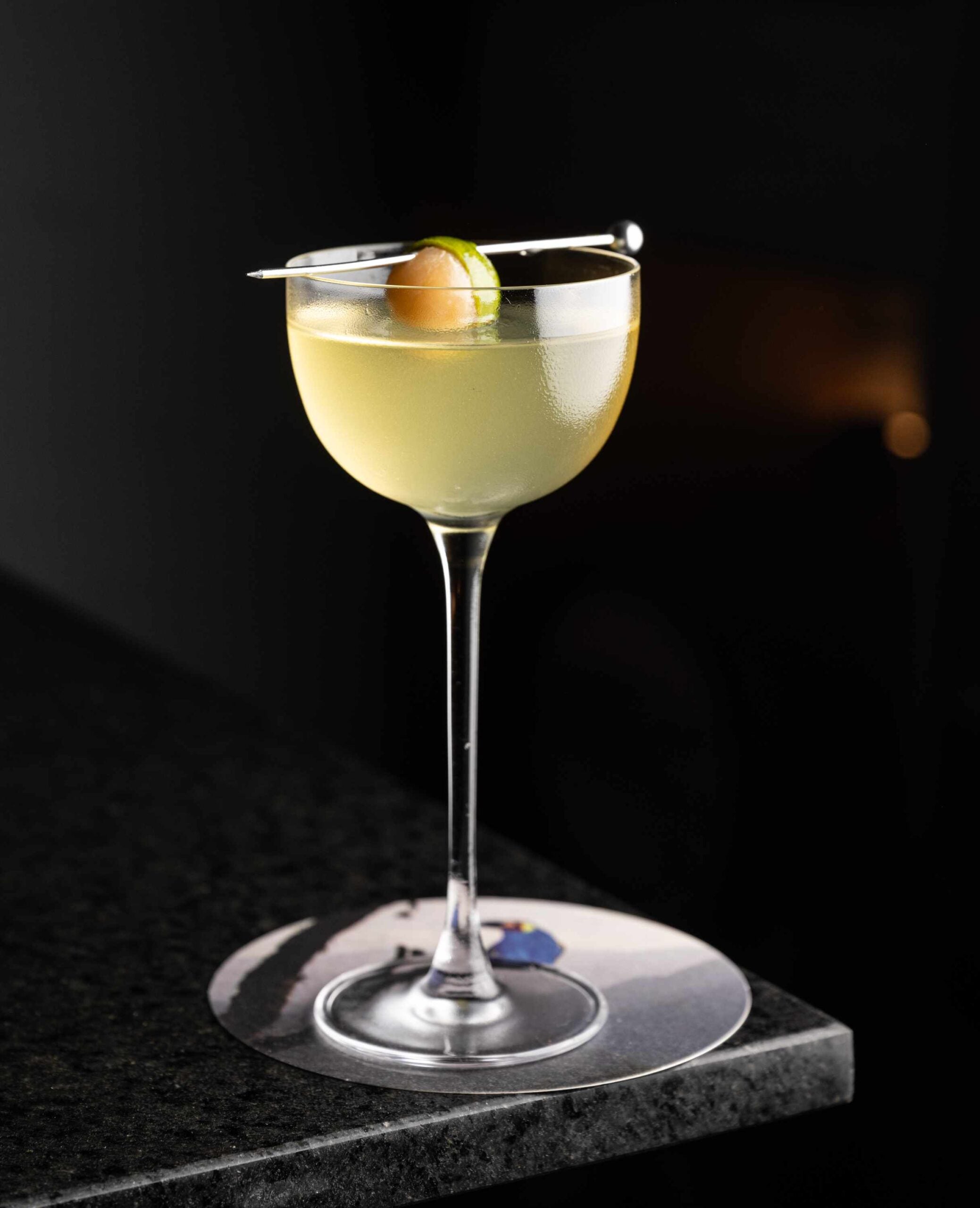 El Tucán: Destilado de gulupa, Tanqueray 10, cordial de macambo, macadamia y ajonjolí, Lillet Blanc, mamoncillo. Foto: Gonzalo Picón.
