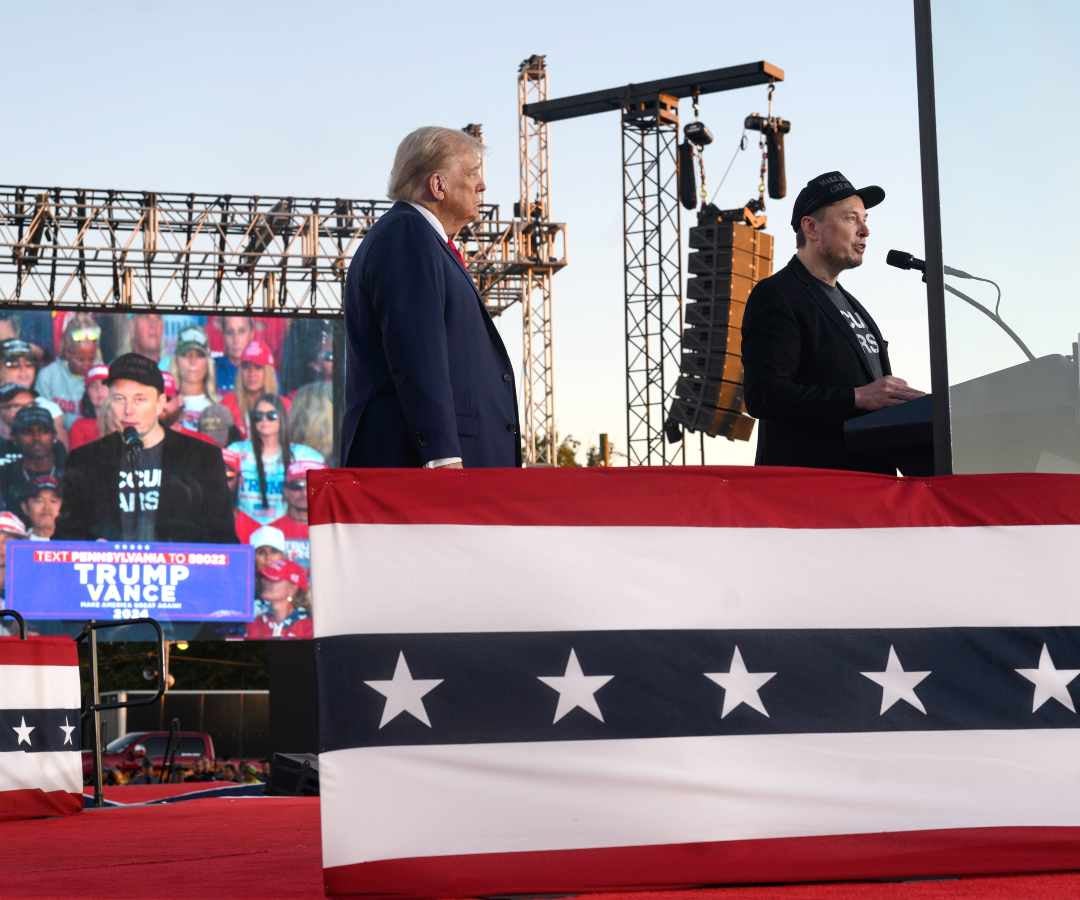 Elon Musk, CEO de Tesla, habla en el escenario con el expresidente de los Estados Unidos, Donald Trump, durante un acto de campaña en la granja Butler, Pensilvania