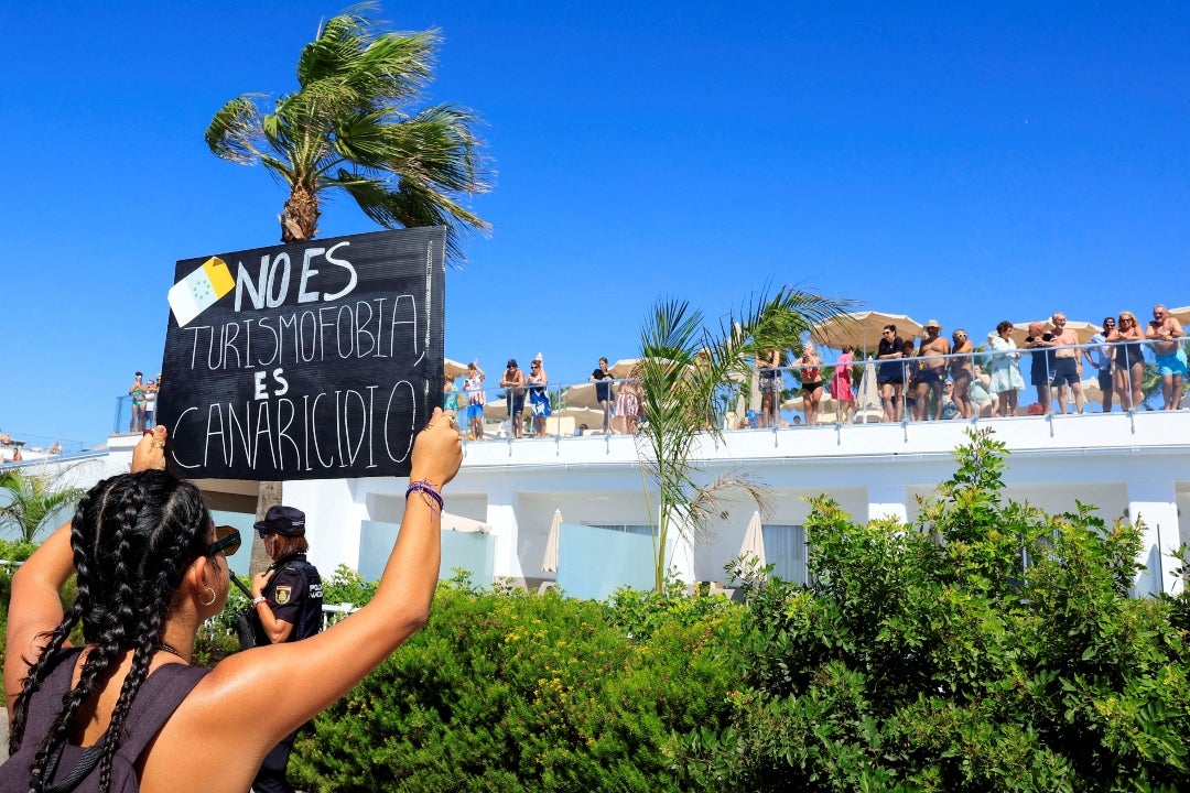 En Islas Canarias no quieren más turistas, miles de residentes protestan contra ellos