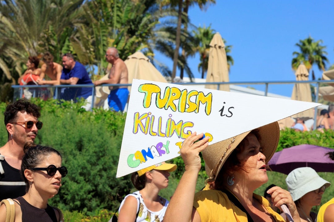 En Islas Canarias no quieren más turistas, miles de residentes protestan contra ellos