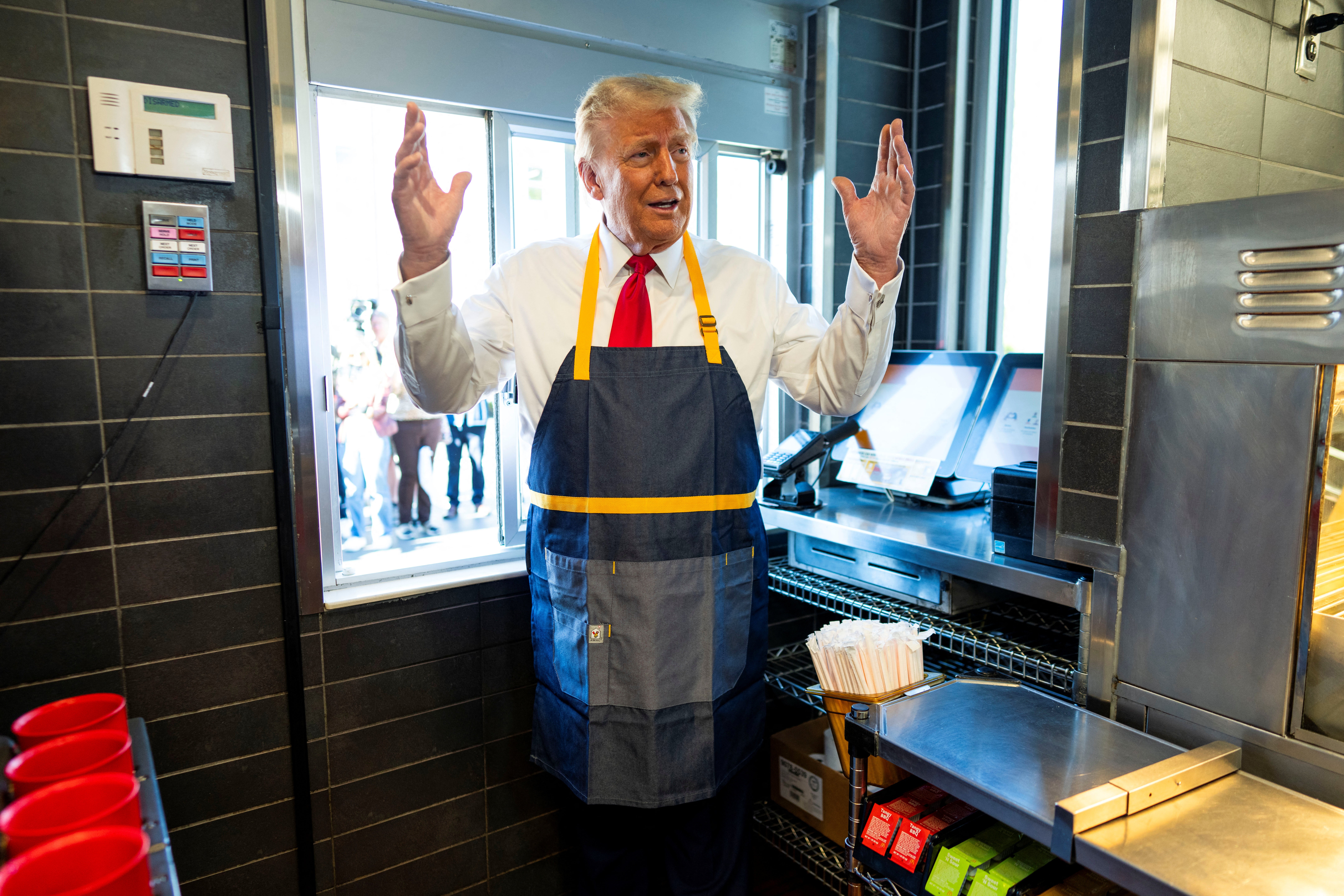 En medio de la campaña, Trump decide atender uno de los McDonald's de Pensilvania 