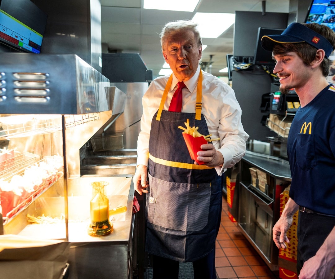 En medio de la campaña, Trump decide atender uno de los McDonald's de Pensilvania