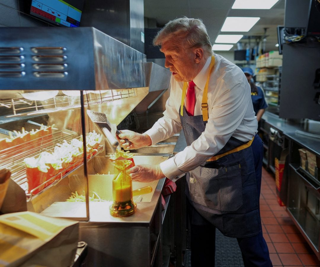 Donald Trump atendiendo clientes en McDonalds