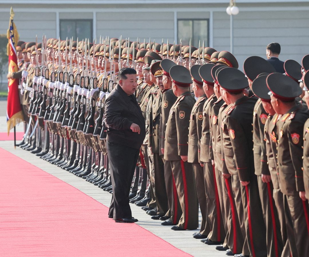 El líder norcoreano Kim Jong con el cuartel general del 2º Cuerpo del ejército norcoreano