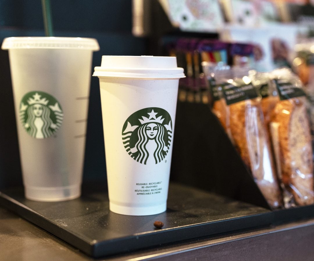 Las acciones de Starbucks cayeron 2% a las 9:34 am en Nueva York