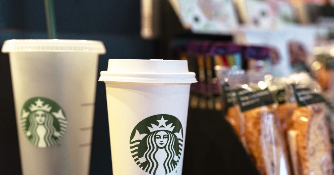 Organización dice que vasos de plástico reciclables de Starbucks acaban en la basura