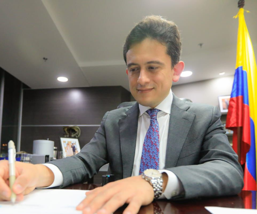 Luis Carlos Reyes, ministro de Comercio, firmando el acuerdo por el roaming