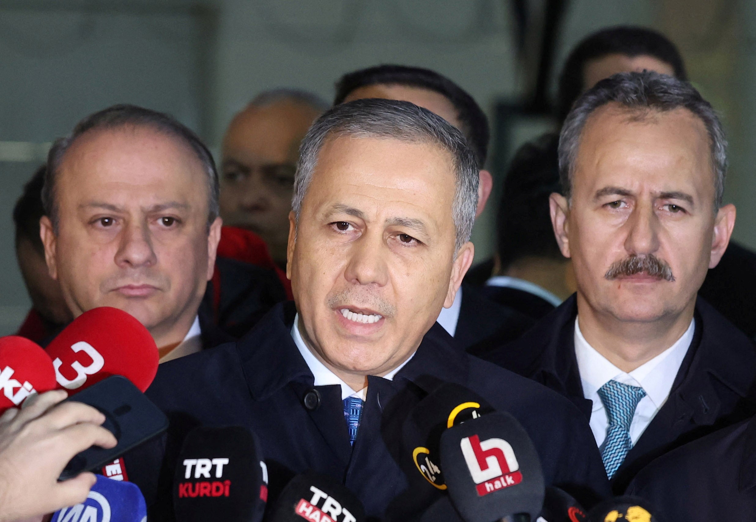 El ministro del Interior turco, Ali Yerlikaya, habla durante su visita a la sede de la compañía de aviación turca Tusas