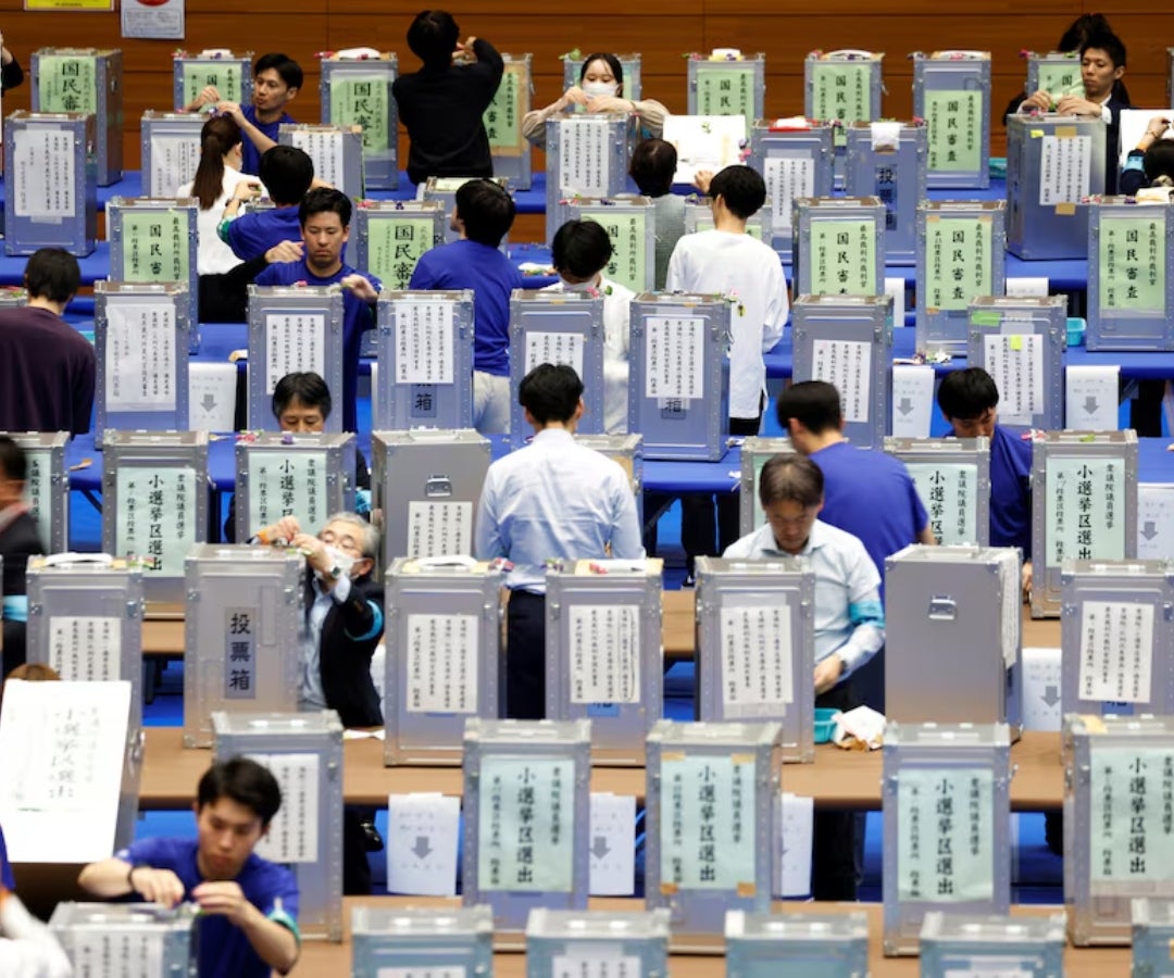 Centro de recuento de votos en Tokio el 27 de octubre de 2024.