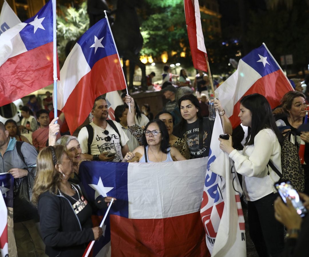 Simpatizantes del alcalde electo de derechas de Santiago, Mario Desbordes