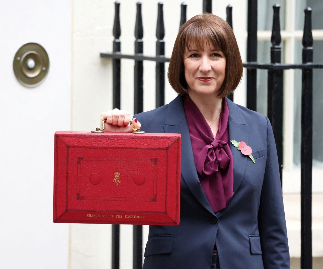 Ministra de Hacienda británica, Reeves, lleva la caja roja del presupuesto en Downing Street, en Londres