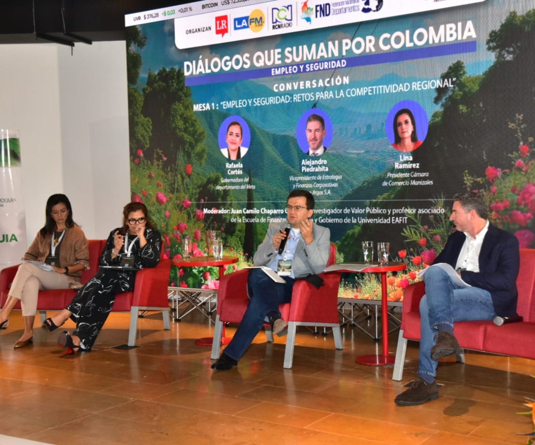 Vista general del primer panel del Foro LR: Diálogos que suman por Colombia - empleo y seguridad