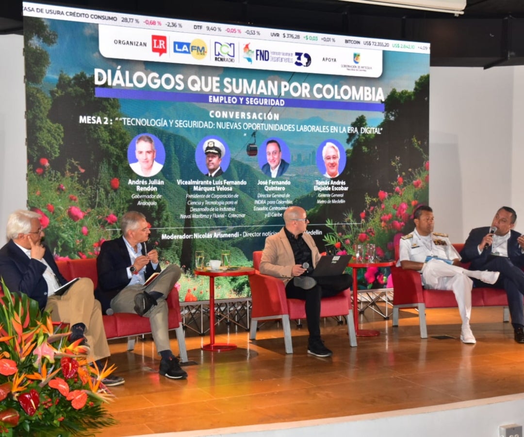 Tomás Elejalde, del Metro de Medellín; Andrés Rendón, Gob. de Antioquia; Didier Tavera, Dir. FedeDepartamentos; Luis Márquez, de Cotecmar; y José Quintero, de Indra.