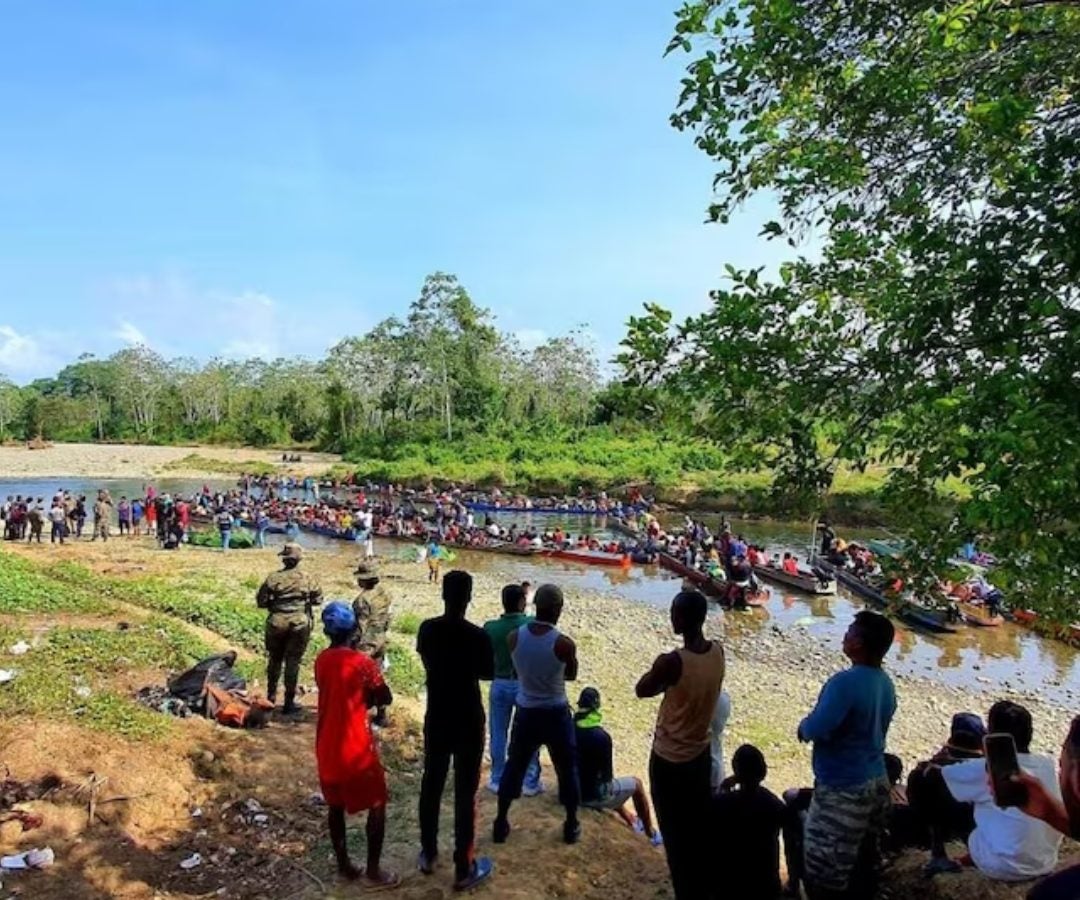 Migrantes cruzando el Darién