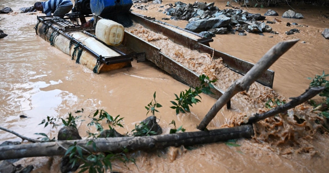 Ecuador dice que ofensiva a minería ilegal ha costado US$2.000 millones a mafias