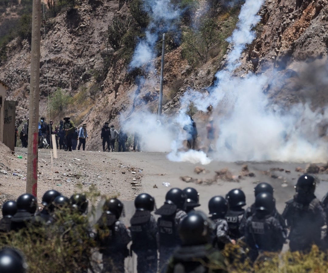 Los manifestantes tomaron como rehenes a los militares y saquearon los fusiles de la Unidad Militar Regimiento Cacique Juan Maraza en Villa Tunari.