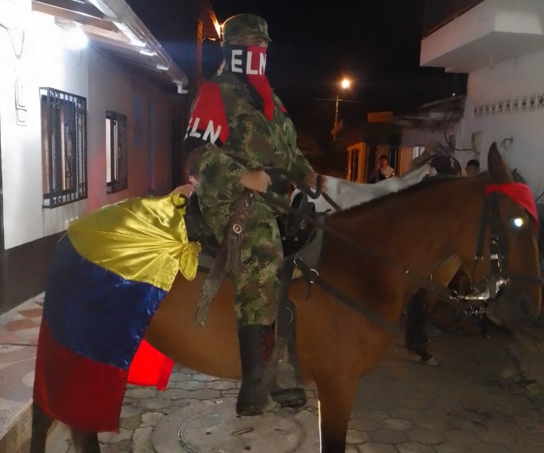 La funcionaria que se disfrazó de guerrillera Tomada de redes