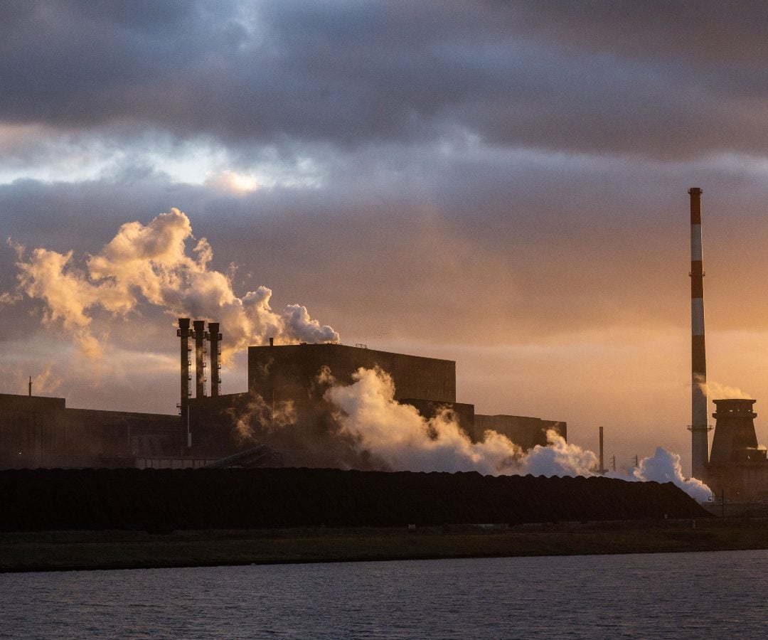 Vapor de las chimeneas de la planta de coque de Arcelormittal en el puerto de Dunkerque, Francia