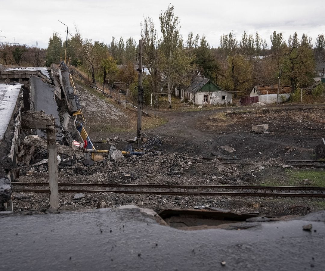 Puente destruido en la ciudad de Pokrovsk, Ucrania