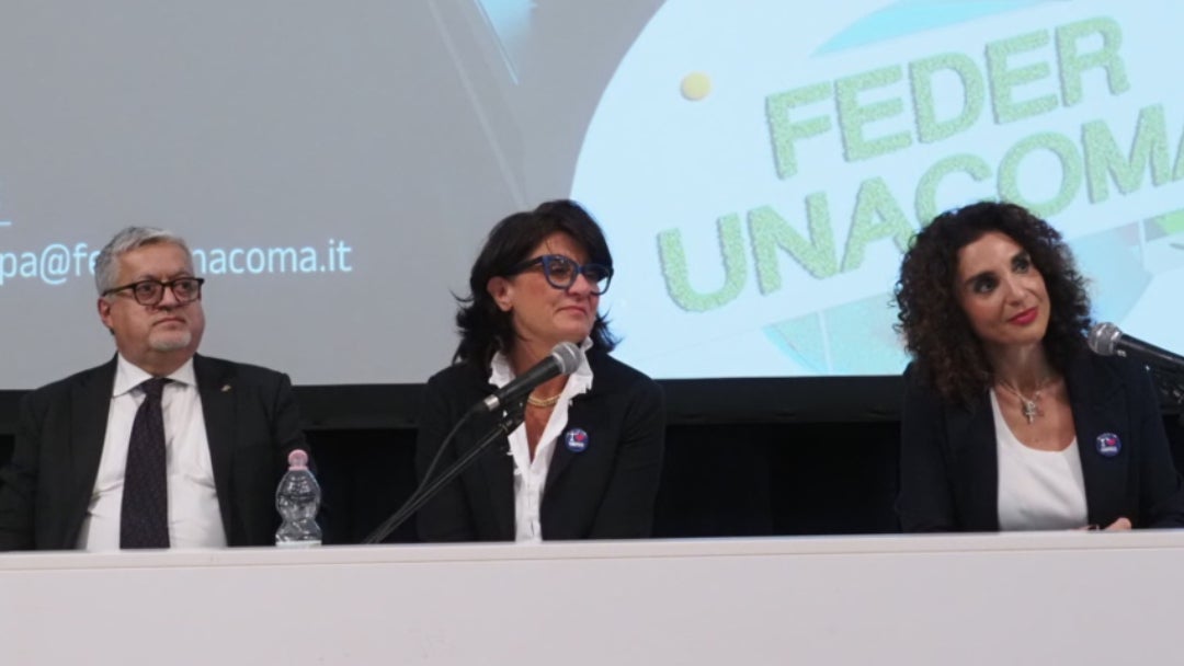 Mariateresa Maschio, presidente de FederUnacoma y Simona Rapastella, directora general de FederUnacoma, durante la rueda de prensa del Eima 2024