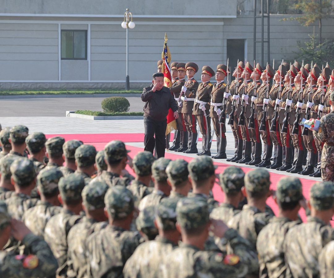 El líder norcoreano Kim Jong Un con el Cuerpo del ejército