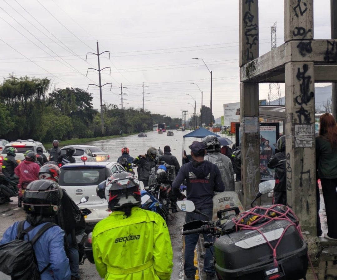 Inundaciones no permiten el paso en la Autopista Norte con calle 187