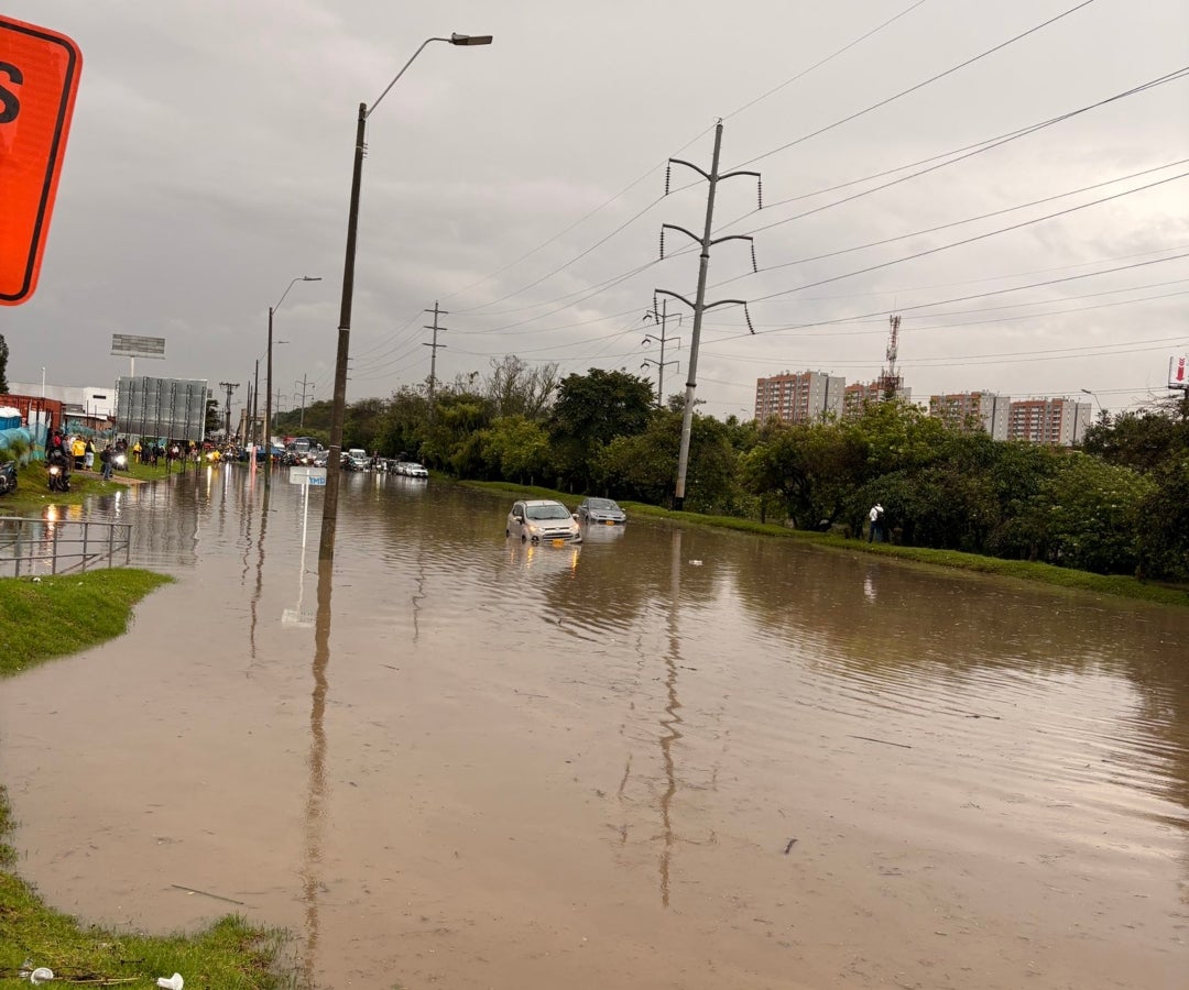 Inundaciones no permiten el paso en la Autopista Norte con calle 187