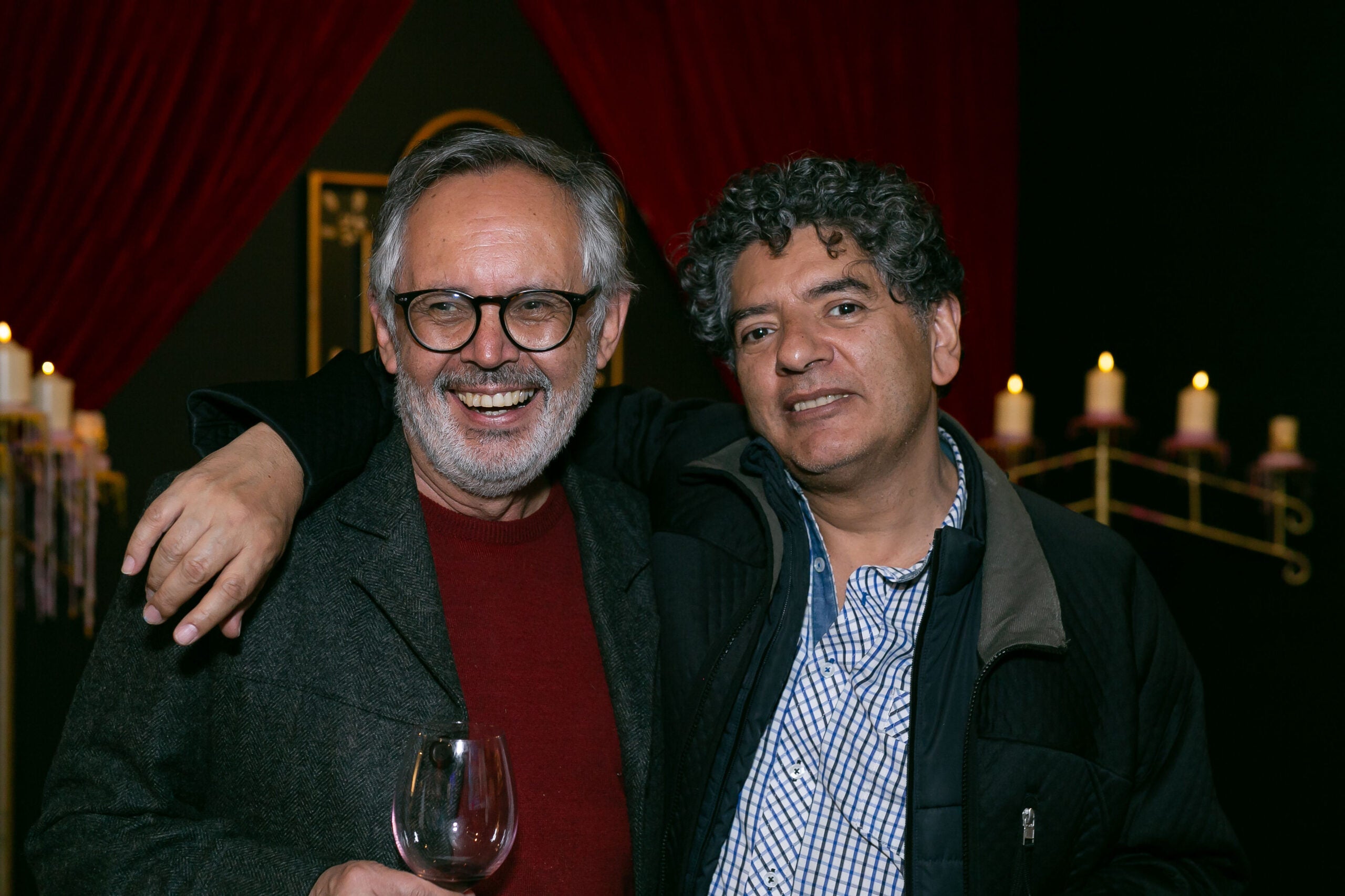 Germán Lizarralde, director de arte y escenógrafo; junto a Andrés Marroquín, director de televisión.
