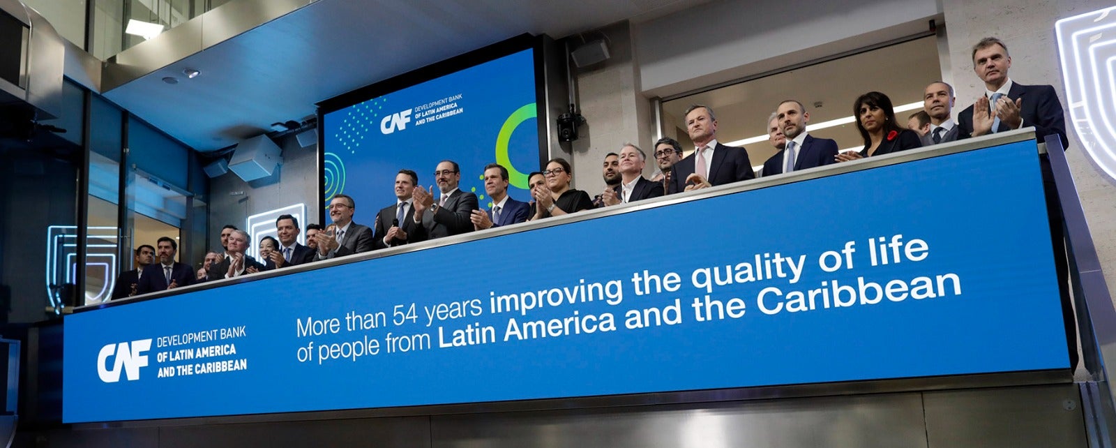 El presidente ejecutivo de CAF, Sergio Díaz-Granados, hizo sonar la campana de la Bolsa de Valores de Londres 