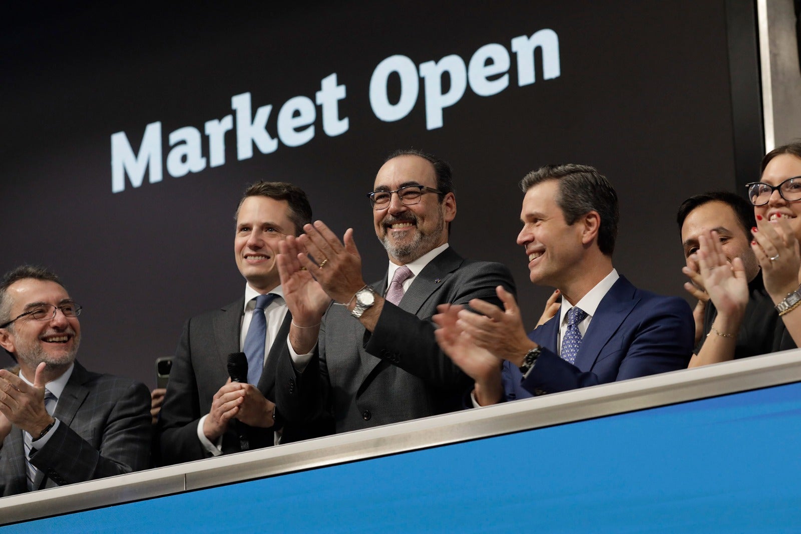 El presidente ejecutivo de CAF, Sergio Díaz-Granados, hizo sonar la campana de la Bolsa de Valores de Londres 