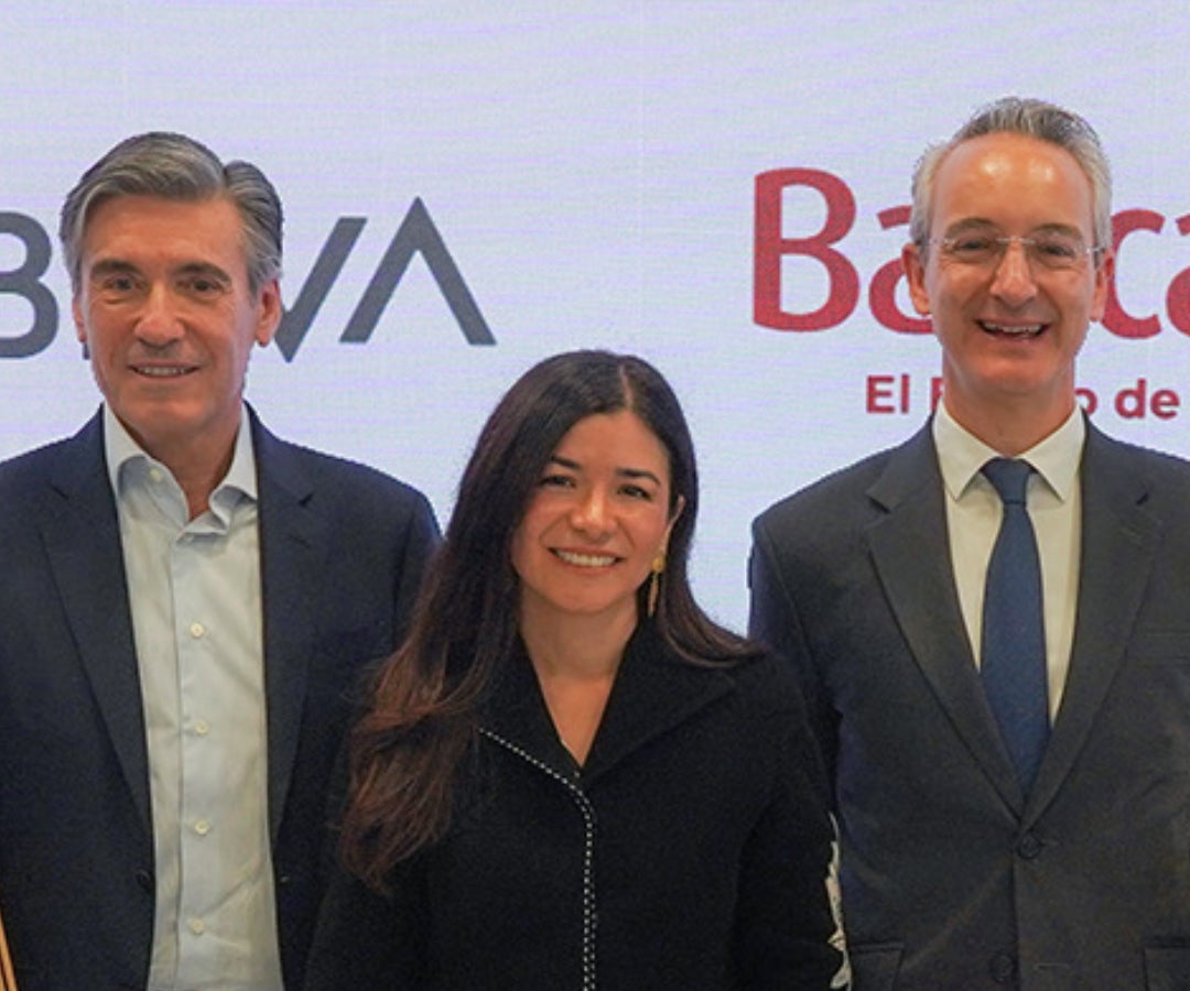 Presidenta ejecutiva de Bancamía, Viviana Araque Mendoza y Mario Pardo Bayona, presidente de Bbva Colombia.