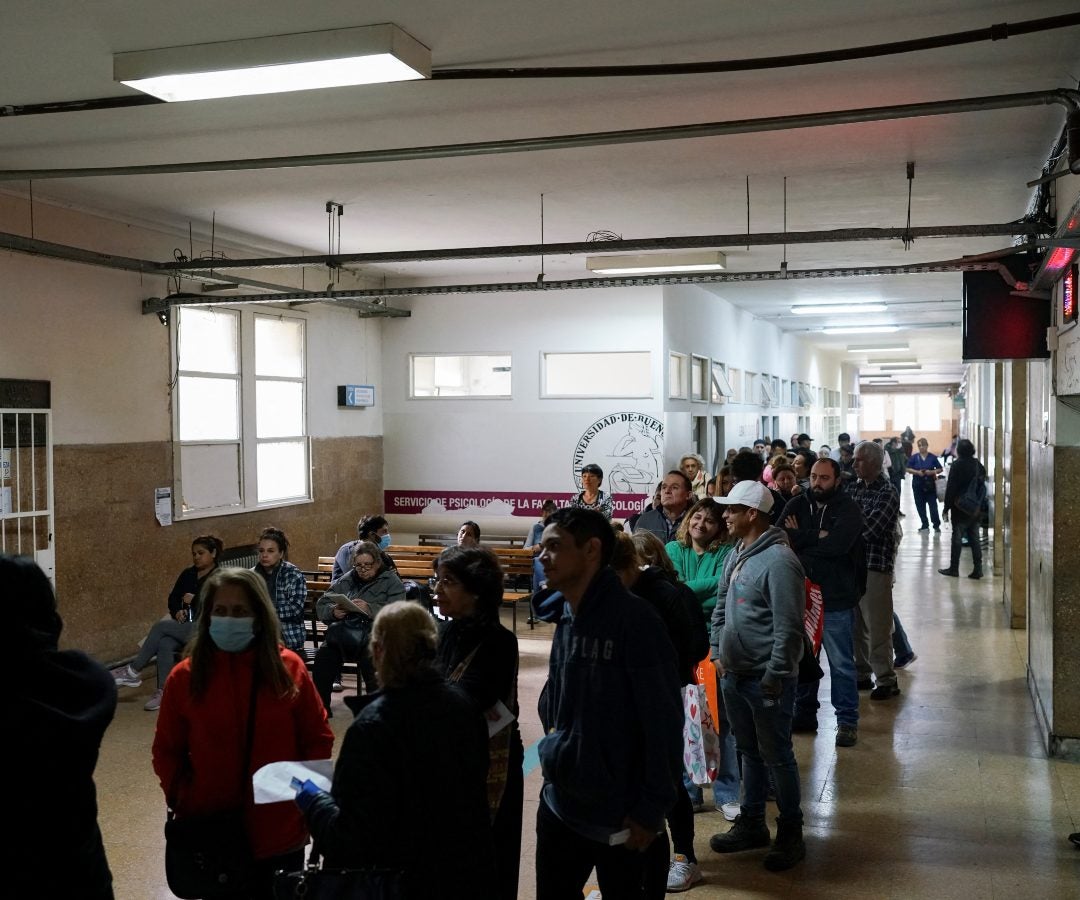 Personas hacen fila en la recepción del Hospital de Clínicas, en Buenos Aires