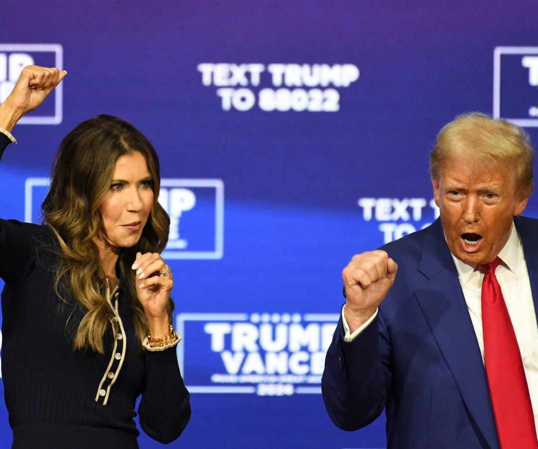 El excandidato presidencial republicano Donald Trump y la gobernadora de Dakota del Sur, Kristi Noem, en época de campaña.