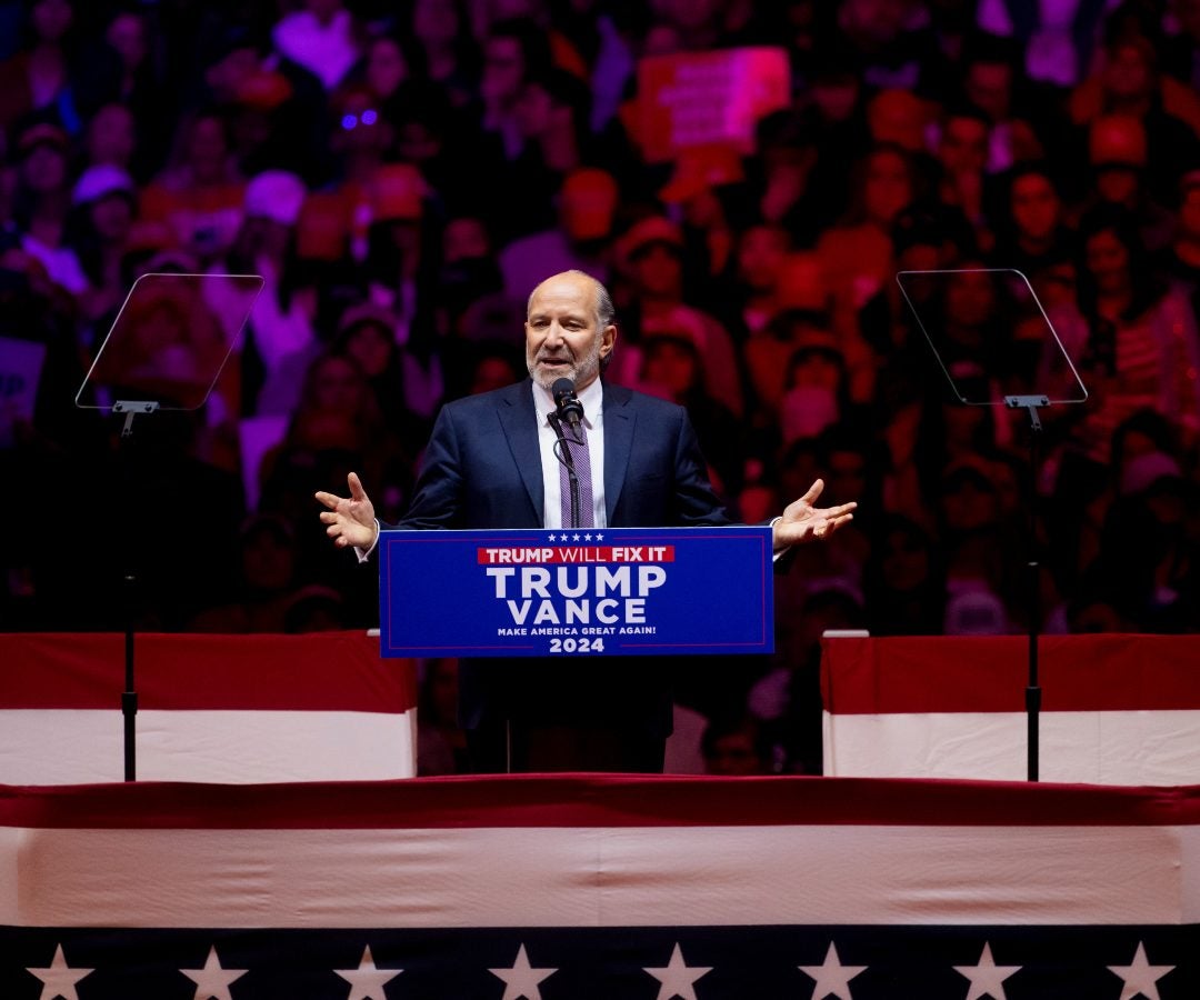 Howard Lutnick habla durante un evento de campaña de Trump