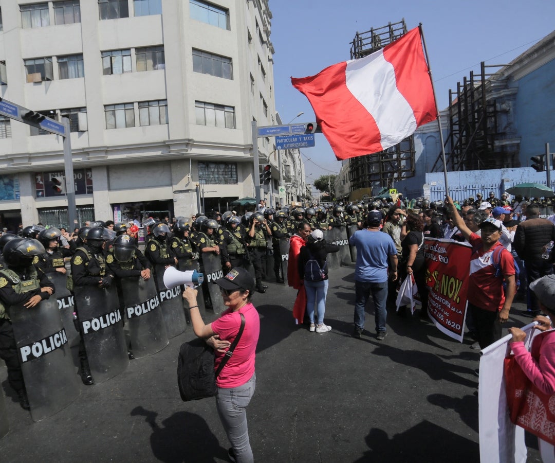 Manifiestan en Perú mientras ocurre el Apec