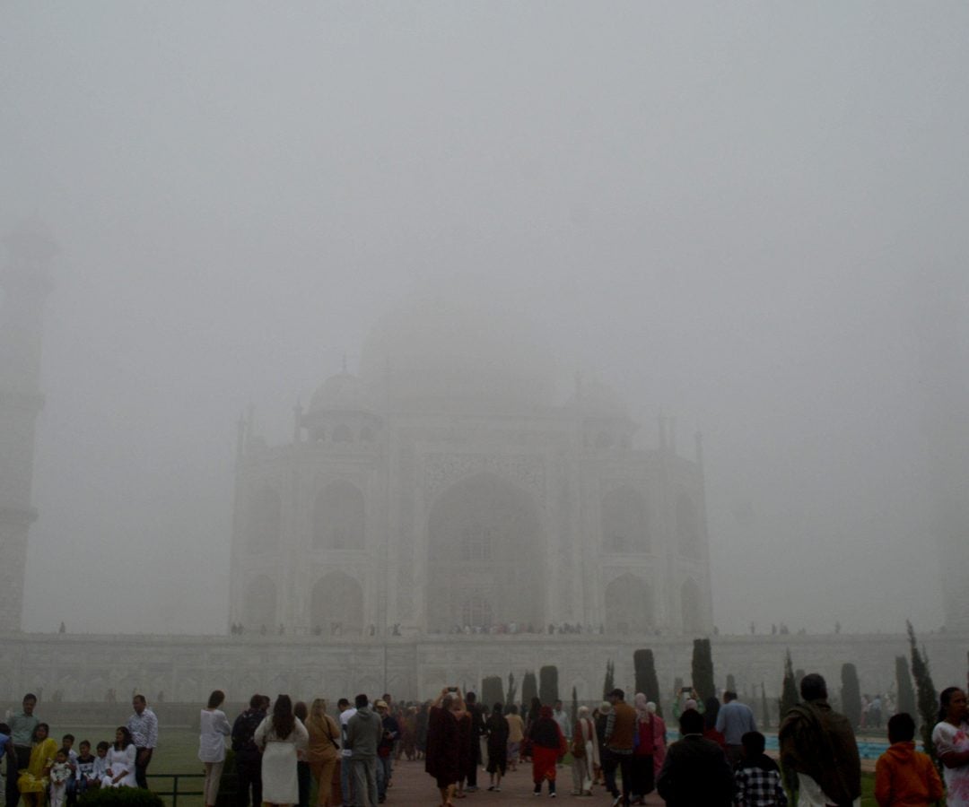 El Taj Mahal a través de la contaminación atmosférica y la niebla matinal en Agra