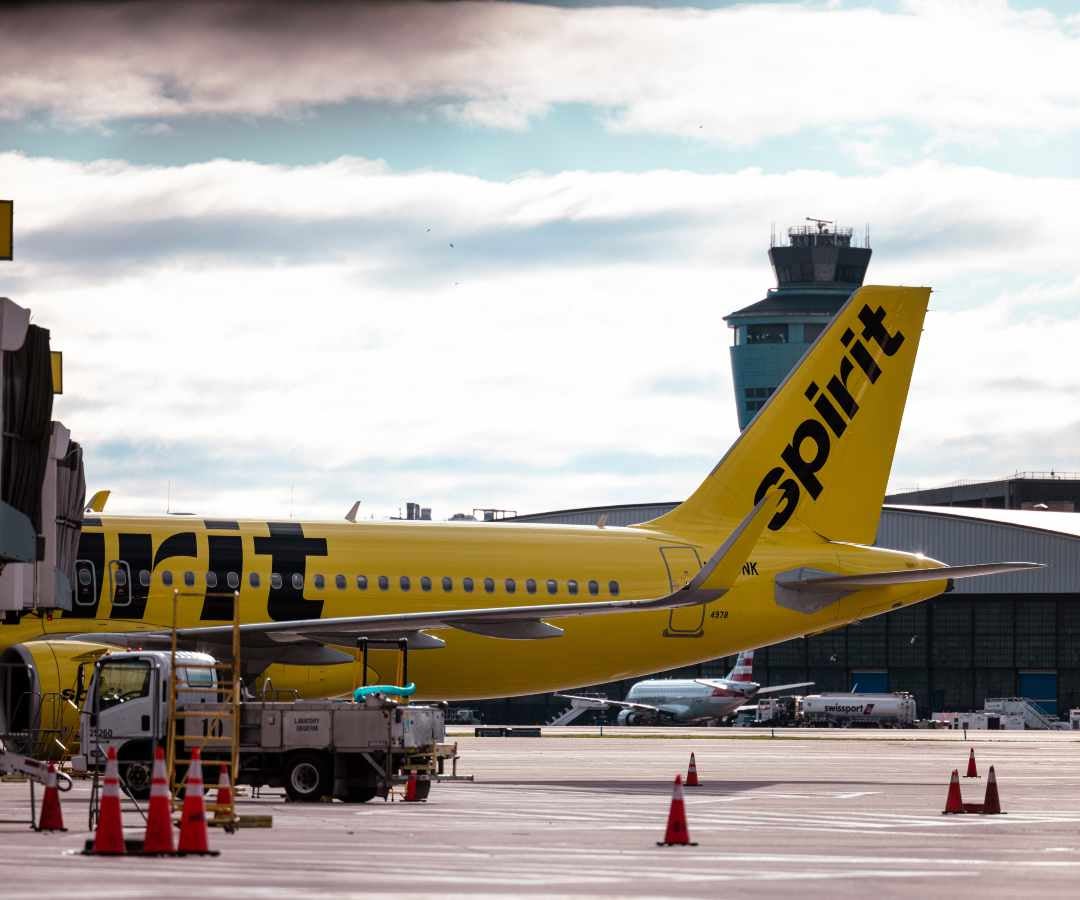 Un avión de Spirit Airlines en la Terminal A del aeropuerto de LaGuardia, en Nueva York