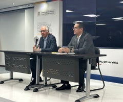 Guillermo Alfonso Jaramillo, ministro de Salud, junto con el superintendente, Giovanni Rubiano