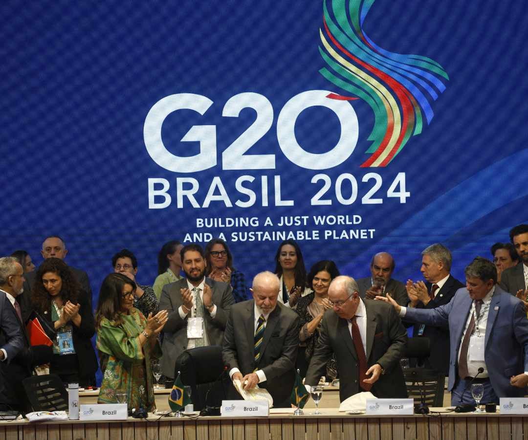 Luiz Inacio Lula da Silva, presidente de Brasil, centro izquierda, recibe aplausos después de presentar una coalición mundial contra el hambre antes de la reunión de ministros de finanzas y gobernadores de bancos centrales del Grupo de los 20 (G-20) en Río de Janeiro, Brasil