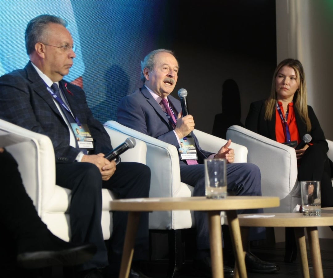 Wilson Cubides, director ejecutivo de la Liga Colombiana contra el Cáncer LCC; Augusto Galán Sarmiento, director del centro de pensamiento Así Vamos en Salud; y Darlin Andrea Duque Barbosa, VP Negocio Institucional Cruz Verde Colombia.