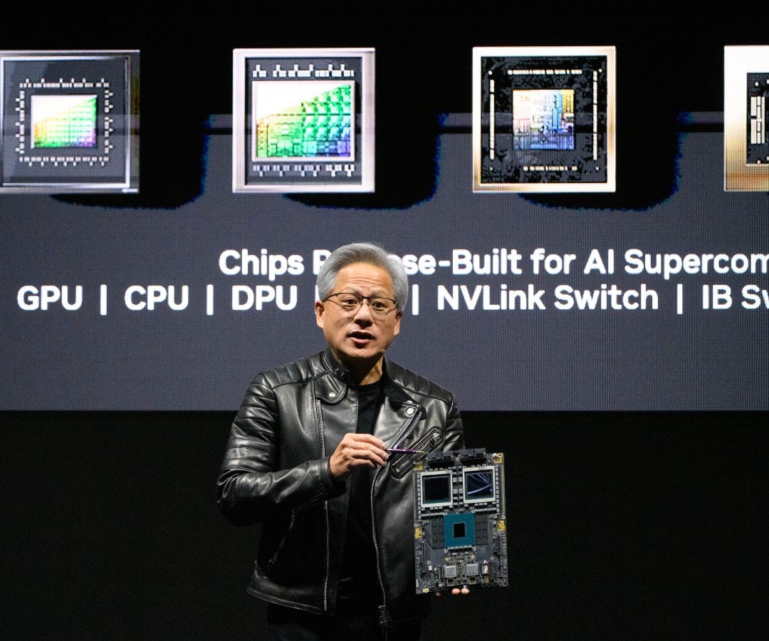 Jensen Huang, CEO de Nvidia, sostiene un chip Blackwell