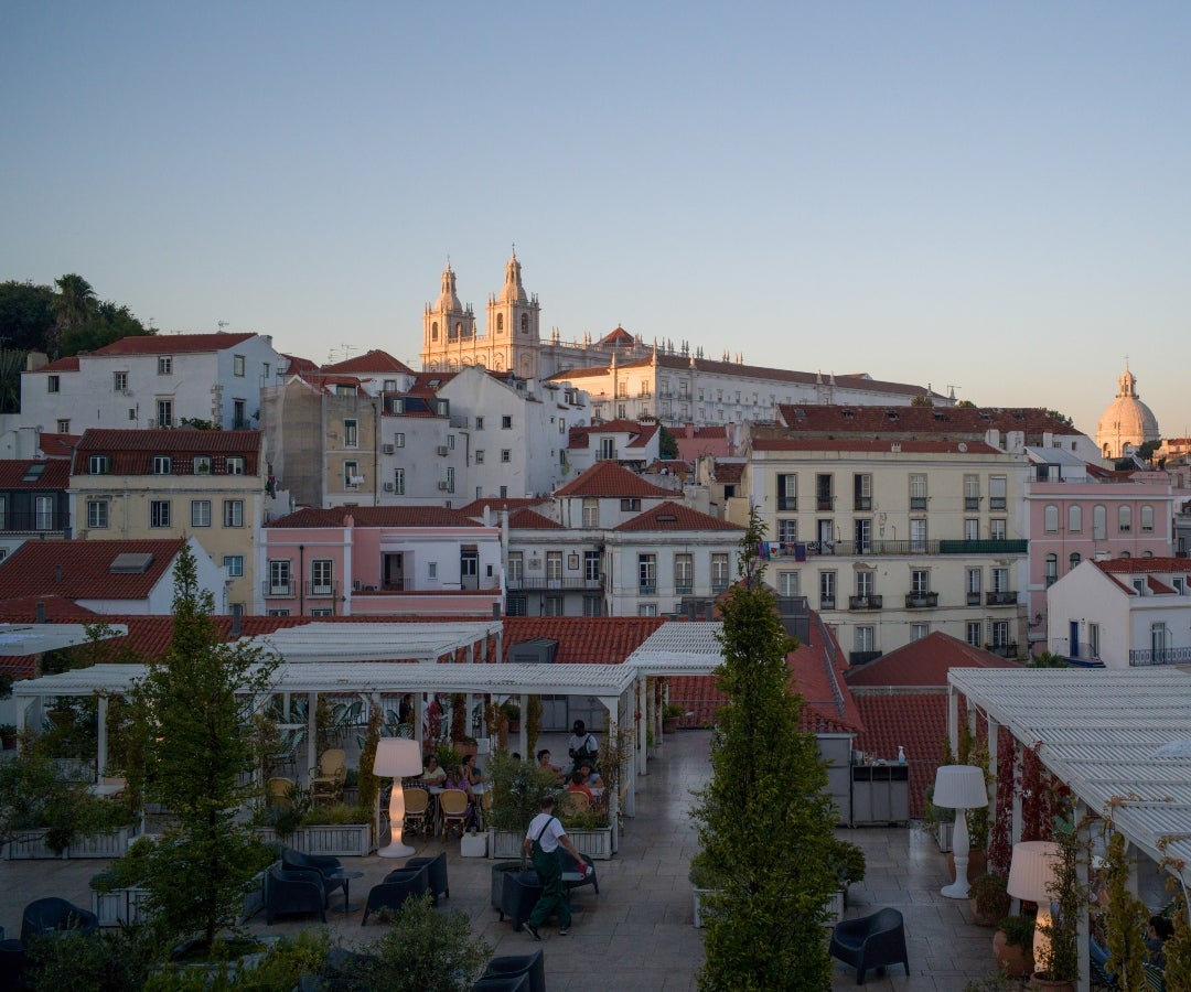 Edificios de apartamentos detrás de la terraza de un restaurante en Lisboa