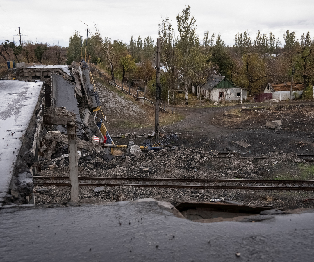 Una vista muestra un puente destruido en la ciudad de Pokrovsk